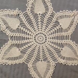 WHITE VINTAGE CROCHET DOILY WITH THE CLASSIC PINEAPPLE